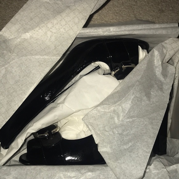 Gucci Patent Interlocking G Logo Peep Toe Pump - Picture 3 of 8